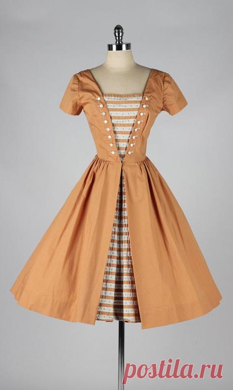 Vintage 1950s dress . rust colored cotton . full skirt . 4041