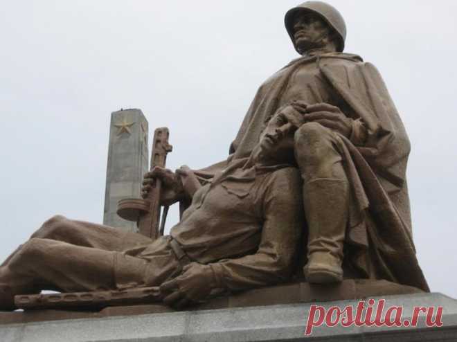 Польша приняла закон о сносе всех памятников Красной армии (1 фото) | Чёрт побери Нижняя палата парламента Польши (Сейм) проголосовала в четверг за внесение поправок в закон о запрете пропаганды коммунизма или другого тоталитарного строя в названиях зданий и объектов. Документ предусматривает снос памятников советской эпохи, в том числе мемориалов в честь Красной армии. «Законопроект принят», — подтвердили ТАСС эту информацию в пресс-службе Сейма. Поправки вступят в силу с...