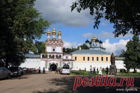 Волоколамский кремль - Ярополец- Иосифо-Волоцкий монастырь.
. В 1513 году Волоцкое княжество перешло во владения Москвы. Единственной постройкой, сохранившейся с того времени, является Воскресенский собор, построенный около 1480 года в Волоколамском кремле по заказу князя Волоцкого.