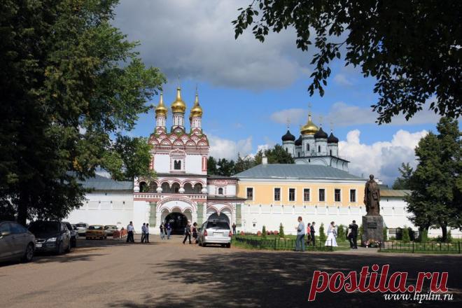 Волоколамский кремль - Ярополец- Иосифо-Волоцкий монастырь.
. В 1513 году Волоцкое княжество перешло во владения Москвы. Единственной постройкой, сохранившейся с того времени, является Воскресенский собор, построенный около 1480 года в Волоколамском кремле по заказу князя Волоцкого.