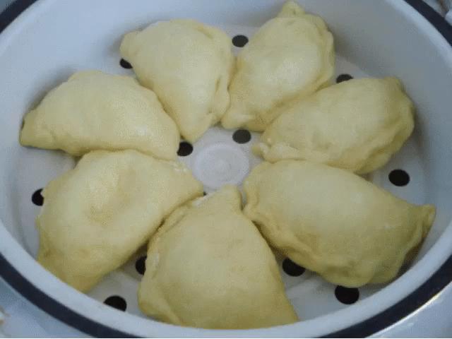 Готовим вкусные вареники на пару
Надо взять:
Кефир: 1 Стакан,
Яйцо: 1 Штука,
Сахар: 2 Ст. ложки,
Соль: 1 Щепотка,
Масло подсолнечное: 3 Ст. ложки,
Мука пшеничная: 2 Стакана,
Ванилин: По вкусу,
Сода: 1 Чайная ложка
Приготовление:
Смешиваем в одной емкости: кефир, яйцо, соль, сахар, ванилин, подсолнечное масло и муку. Замесите тесто.
Присыпьте стол мукой и 1 ч.л. соды. Берем тесто и тщательно его втираем в соду с мукой, затем ставим в холодильник на 30 минут.
Достаньте тесто из холодильника и с