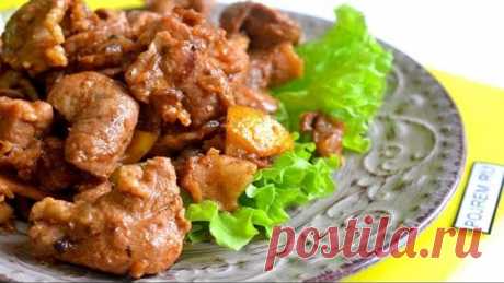 Нам принесли мясо, вкуснее которого я не ела в жизни. Оно было и жаренным и тушеным одновременно, ароматным но не забитым избытком специй. Оно таяло во рту, казалось чуть сладковатым, но с благородной кислинкой.. И мягкости необычайной…