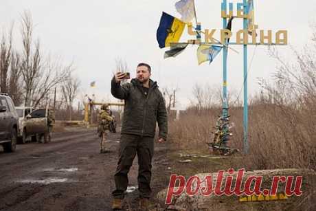 Зеленский приехал в Авдеевку. Владимир Зеленский приехал на окраину Авдеевки и вручил бойцам Вооруженных сил Украины (ВСУ) госнаграды. Украинский лидер посетил окраину города и записал видео вблизи въезда в него. Он также проведал 110-ю отдельную механизированную бригаду имени генерал-хорунжего Марка Безручко.