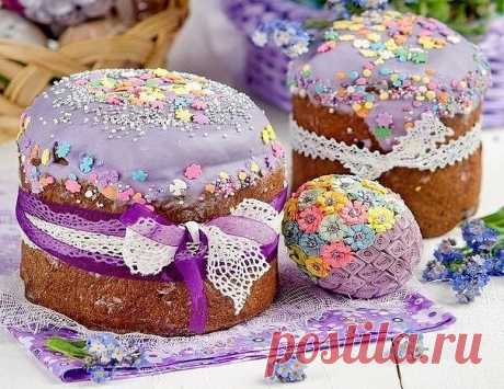 Помадка и глазурь для куличей. 

1) Глазурь белая 

Ингредиенты: 
- 200-230 г сахарной пудры 
- 1 белок 
- 1/2 ч. л. лимонного сока 

Приготовление: 
В чистой миске венчиком перемешайте белок с лимонным соком, постепенно всыпьте просеянную сахарную пудру и вмешайте ее. Глазурь готова, если белковая масса свисает с венчика, но не течет. Не стоит взбивать белок слишком интенсивно: глазурь насытится воздухом и будет пузыриться. Глазурь должна храниться в максимально герметичн...