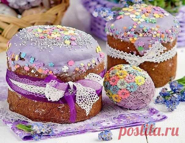 Помадка и глазурь для куличей. 

1) Глазурь белая 

Ингредиенты: 
- 200-230 г сахарной пудры 
- 1 белок 
- 1/2 ч. л. лимонного сока 

Приготовление: 
В чистой миске венчиком перемешайте белок с лимонным соком, постепенно всыпьте просеянную сахарную пудру и вмешайте ее. Глазурь готова, если белковая масса свисает с венчика, но не течет. Не стоит взбивать белок слишком интенсивно: глазурь насытится воздухом и будет пузыриться. Глазурь должна храниться в максимально герметичн...