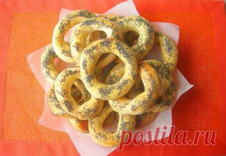 Домашние баранки с маком - вкус советского детства 
Такие баранки возвращают меня в детство, когда идя со школы мы с подружкой забегали в булочный магазин и покупали баранки. Вкус тех баранок до сих пор в моей памяти.
Когда мне попался этот рецепт и п…