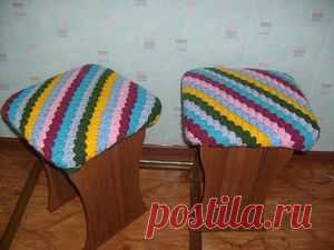 Волнистый чехол на табурет