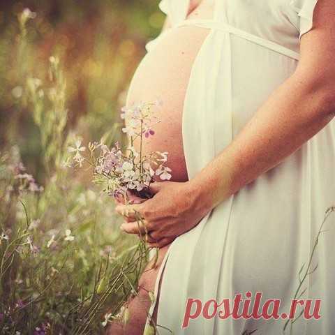 У меня растет живот!!!
Кто в животике живет?
Маленький, хороший,
На меня похожий!

(Если в папу егоза –
То я буду только «ЗА»)

Чаду песенку пою:
«Баю-баюшки-баЮ.
Ты какой – не знаю,
Но уже скучаю.
Ведь ты самый-самый мой!
Спи, любимый, спи родной!..»

День свиданья впереди,
Сердце прыгает в груди,
Убегает в пятки!
Но малыш меня толкнёт,
Будто мне передает:
