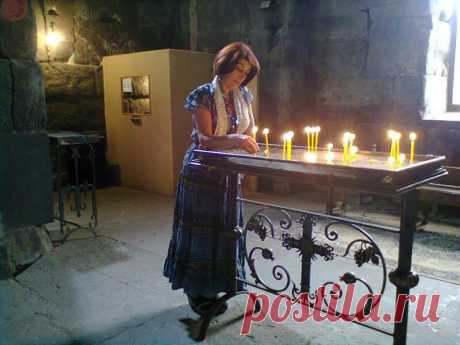Յուրաքանչյուր ոք ոչ միայն հենց ինքն է, որ կա, նա նաև եզակի է, միանգամյա, կատարելապես յուրահատուկ, ամեն առանձին դեպքում անկրկնելի ու նշանակալի մի կետ, ուր աշխարհի երևույթներն են խաչվում, այսպես միայն մեկ անգամ և այլևս չեն կրկնվում։ Այդ պատճառով յուրաքանչյուր մարդու պատմությունն էլ կարևոր է, հավերժական, աստվածային, դրա համար էլ ամեն ոք քանի դեռ ապրում է մի ինչ-որ տեղ և կատարում բնության կամքը, հրաշալի է և արժանի ամենայն ուշադրության։ Յուրաքանչյուրի մեջ հոգին կերպարանք է ստանում, յուրաքանչյուրի մեջ