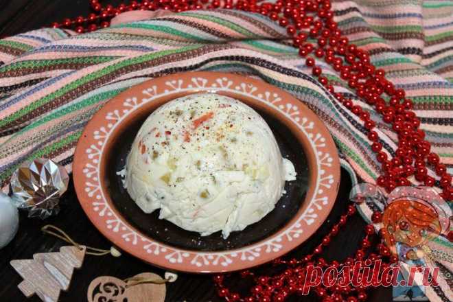 Заливное Оливье без мяса, рецепт легендарного салата в новой подаче Заливное Оливье без мяса выглядит очень эффектно. Любимые продукты под необычным соусом. Желатин помогает скрепить компоненты и придать форму.