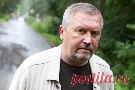 Названы дата и место похорон режиссера Александра Рогожкина. Похороны российского режиссера Александра Рогожкина пройдут в четверг, 28 октября, на Богословском кладбище в Санкт-Петербурге. Кинематографист умер в Санкт-Петербурге в возрасте 72 лет. Он был наиболее известен как режиссер фильмов «Особенности национальной охоты» и «Особенности национальной рыбалки».