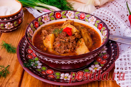 БОГРАЧ: горячий ГУЛЯШ родом из Венгрии – сытный и наваристый Бограч — это горячий гуляш, родом из Венгрии. Также это блюдо является одним из самых распространенных в Закарпатье. Бограч традиционно готовят на открытом огне в котелке, но и в домашних условиях он получается великолепным. Существует множество вариантов приготовления бограча, но обязательным ингредиентом блюда является паприка. Она и придает бограчу восхитительный и ни с чем не …