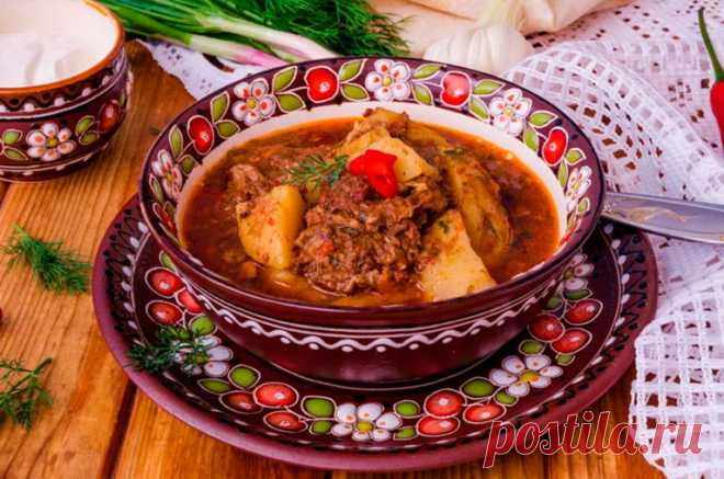 БОГРАЧ: горячий ГУЛЯШ родом из Венгрии – сытный и наваристый Бограч — это горячий гуляш, родом из Венгрии. Также это блюдо является одним из самых распространенных в Закарпатье. Бограч традиционно готовят на открытом огне в котелке, но и в домашних условиях он получается великолепным. Существует множество вариантов приготовления бограча, но обязательным ингредиентом блюда является паприка. Она и придает бограчу восхитительный и ни с чем не …