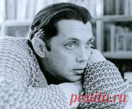 Человеку надо мало:
чтоб искал
и находил.
Чтоб имелись два начала
Друг -
один
и враг -
один...
Человеку надо мало:
чтоб тропинка вдаль вела.
Чтоб жила на свете
мама.
Сколько нужно ей -
жила..
Человеку надо мало:
после грома -
тишину.
Голубой клочок тумана.
Жизнь -
одну.
И смерть -
одну.
Утром свежую газету -
с Человечеством родство.
И всего одну планету:
Землю!
Только и всего.
И -
межзвездную дорогу
да мечту о скоростях.
Это, в сущности,-
немного.
Это, в общем-то,- пустяк.
Невеликая награда.
Не