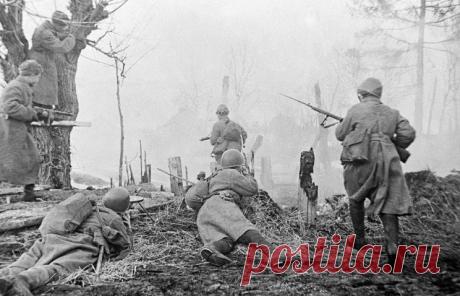 ТАСС-ДОСЬЕ /Илья Арзуманов/. 6 мая 1945 года войска 1-го Украинского фронта под командованием маршала Конева, 2-го Украинского фронта под командованием маршала Малиновского и 4-го Украинского фронта под командованием генерала Еременко приступили к Пражской стратегической операции. / Советские солдаты во время уличного боя в Праге. © Фотохроника ТАСС | ТАСС: Биографии и справки - К 70-летию начала Пражской операции