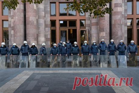 Мужчина с гранатой ворвался в здание мэрии армянского Масиса. В здание мэрии армянского Масиса ворвался вооруженный гранатой мужчина. По словам вице-мэрагорода Норайра Акопяна, в здании заложников нет. Он также уточнил, что ворвавшийся мужчина является бывшим членом Совета старейшин города. В настоящее время полиция ведет переговоры с ним.