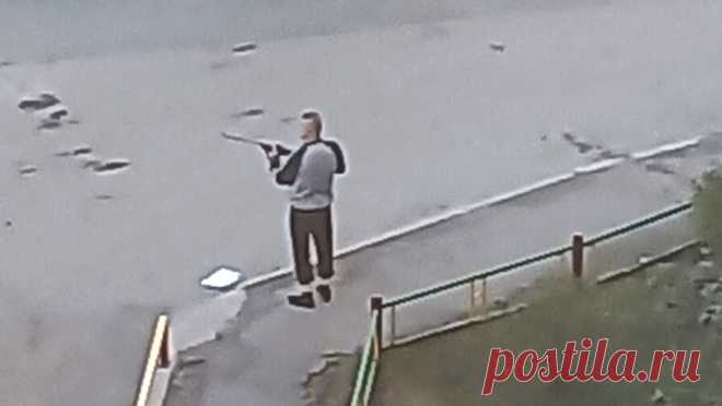 Мужчина с ружьем напугал жителей Екатеринбурга. Жителей Компрессорного микрорайона Екатеринбурга напугал прогуливавшийся во дворах мужчина с ружьем. Видео очевидцы опубликовали в социальных сетях. В микрорайоне Компрессорный местные жители стали свидетелями прогулки подозрительного ...