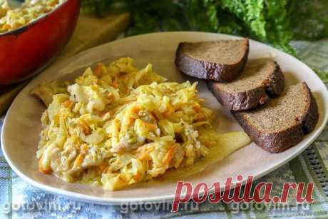 Капуста с мясом, тушенная со сметаной. Рецепт с фото Капусту можно потушить с добавлением сметаны небольшой жирность, чтобы в результате получилось сочное овощное рагу с вкусным соусом. В этом рецепте описано, как приготовить капусту с кусочками мяса, но можно мясо исключить, и тоже будет вкусно. Тушить капусту можно и на сковороде, в глубокой толстостенной посуде (казане). Кстати, такая капуста вкусна как в горячем, так и в холодном виде.

