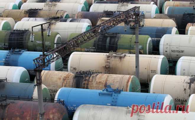 Число брошенных вагонов с нефтепродуктами достигло пятилетнего максимума. На сети РЖД скопилось 9 тыс. вагонов с нефтеналивными грузами, достигнув пятилетнего максимума. Компания объясняет это первыми серьезными холодами и проблемами с выгрузкой цистерн в портах, но портовики с этим не согласны