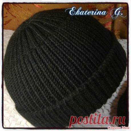 Доброй ночи всем! Связала я шапки мужу и свёкру. Из множества предложенных вариантов муж выбрал самую простую шапку, без кос, жгутов и т. п.