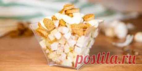 10 вкусных салатов с ананасом - Лайфхакер