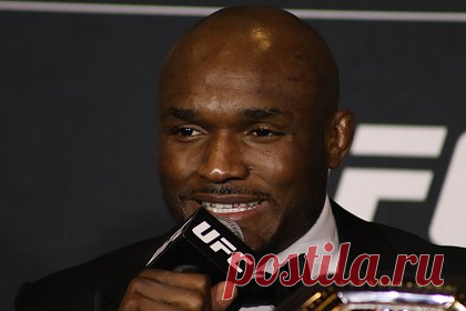 Бывший чемпион UFC рассказал о провалах в памяти после нокаута. Бывший чемпион UFC Камару Усман рассказал о провалах в памяти после нокаута от британского бойца смешанного стиля (MMA) Леона Эдвардса. «Смутно вспоминаю, как сидел. Похоже, как будто Леон отправил меня в 20-минутный сон. Я пришел в себя в машине скорой помощи», — подчеркнул он.