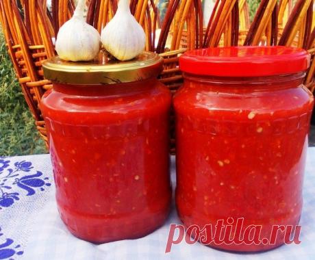 АДЖИКА БЕЗ ВАРКИ!

помидоры — 4 кг
перец болгарский — 1,5 кг
перец чили — 3 шт.
чеснок — 200 г
уксус (9%-ный) — 200 мл
соль — 2 ст.л.

Как приготовить холодную аджику из перца:

Помидоры сначала вымоем, а затем обсушим.
2. Перец болгарский точно так же как и помидоры, вымоем и обсушим.
3. Теперь обрежем болгарским перцам плодоножки. А вот семечки можно не удалять. И это большой плюс, ведь они придают очень своеобразный вкус аджике!
4. Подготовим перчик чили и чеснок. У пер...