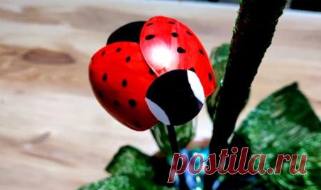 Идея для украшения сада из пластиковых ложек