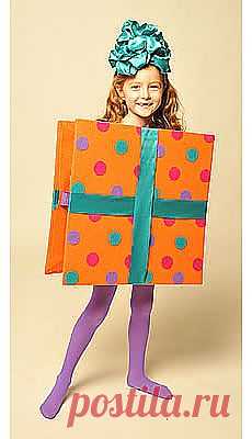 Короткий и веселый стишок-визитка поможет вашему малышу ярко и артистично представить свой карнавальный костюм Новогоднего подарка на утреннике в детском саду, на новогодней елке или дома на семейном празднике.