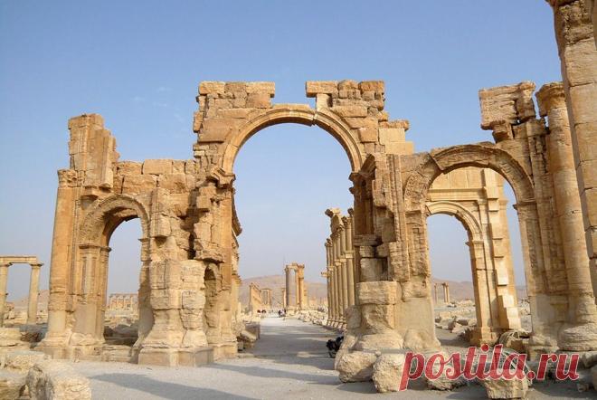 Джихадисты из запрещенного в России «Исламского государства» взорвали 5 октября в сирийской Пальмире двадцатиметровую Триумфальную арку, возведенную в эпоху императора Септимия Севера в конце II века нашей эры в честь победы над парфянами. / Триумфальная арка Септимия Севера в Пальмире. Фото: Sandra Auger / Reuters   |  Какие уникальные памятники в Сирии и Ираке уничтожило ИГ: Фото: Наука и техника: Lenta.ru