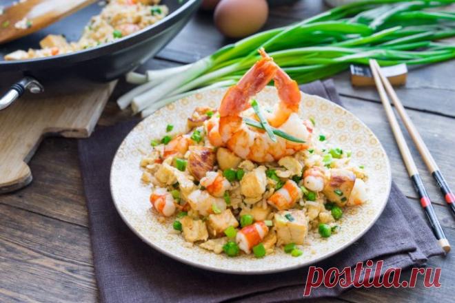​Жареный рис с креветками и яйцом