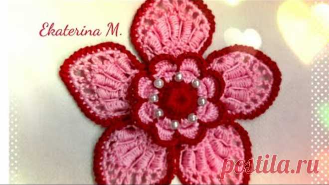 Цветок с бусинками и ажурными лепестками, связанный крючком для Ирландского кружева.