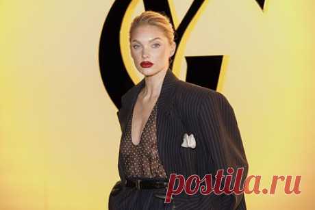 Бывший «ангел» Victoria's Secret вышла в свет с голой грудью. Шведская топ-модель Эльза Хоск вышла в свет в откровенном виде. Бывший «ангел» Victoria's Secret появилась на модном показе Yves Saint Laurent в Париже. Для мероприятия 35-летняя манекенщица выбрала темно-синий костюм в вертикальную полоску, состоящий из юбки-карандаша и объемного пиджака.