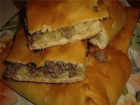 9 быстрых и вкусных пирогов. 
1. Пирог с мясом 
Лучшего теста для наливных пирогов просто не бывает! Основное его преимущество - тесто без майонеза, а на кефире. Составляющие этого теста найдутся в каждом доме. Его приготовление займет всего минут 10, а результат получите превосходный. Выручит в любой ситуации. 
Ингредиенты: 
- 2 яйца 
- 0.5 ч. ложка соли 
- 1 стакан муки 
- 1 стакан кефира 
- 1 ч. ложка соды 
Начинка: 
- 300 гр фарша 
- 2-3 луковицы, порезать кубиками 
- соль, перец - по вк