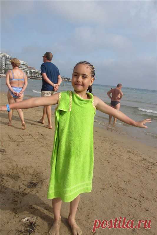 Пляжный халатик из полотенца.