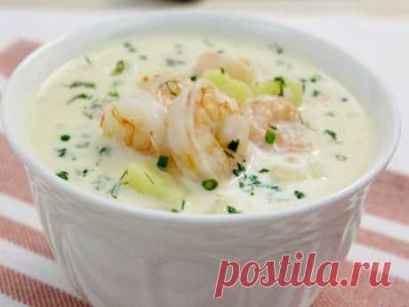 Сырный суп с креветками Сырный суп с креветками – это ненавязчивое первое горячее блюдо, которое покорит вас и вашу семью своей нежностью, превосходным ароматом, быстротой приготовления, а также непревзойденным, просто божественным смаком. Такое яство придется по вкусу даже самым привередливым едокам!