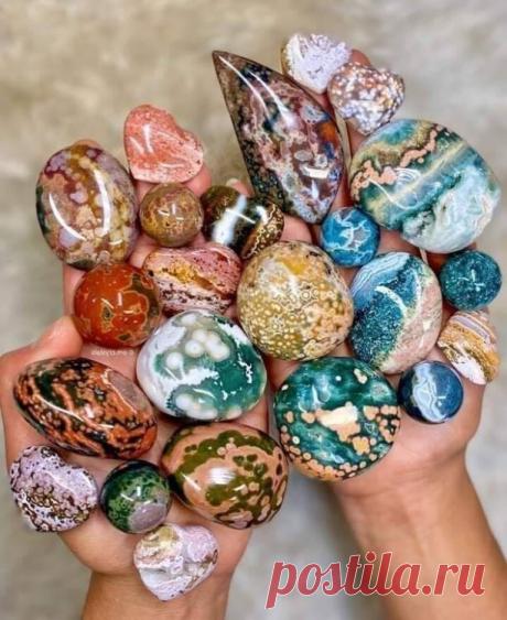Мадагаскарская яшма,
отполированная океаном.
Каждый камень, как отдельная
Галактика