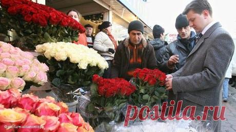 Обычный день в цветочном магазине,
и праздника сегодня вроде нет.
Одновременно сразу три мужчины
кому-то выбирали здесь букет.
Две продавщицы тихо обсуждали,
кому цветы нужны и для чего.
Не первый год цветами торговали,
не утаить от глаз их ничего!
- Вот этот, что на джипе, посмотри!
Он даже не смотрел на те цветы.
Привык во всем и всем повелевать,
не любит канители, суеты.
Взял целые охапки красных роз,
не торговался, не дождался сдачи.
Наверное любовнице понес,
очередной...