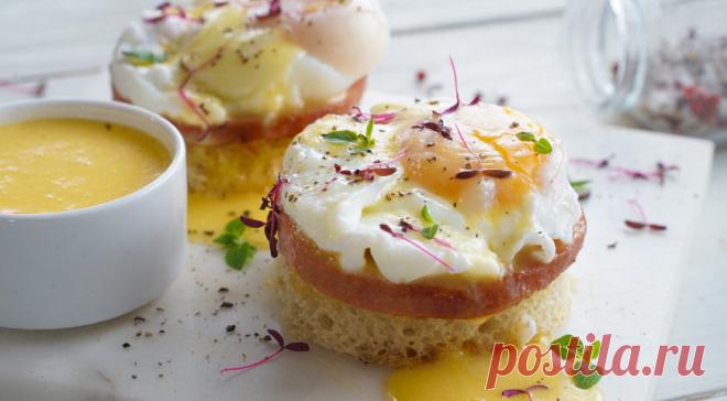 Яйца бенедикт - Едим-дома Говорят, что рецепт блюда Яйца бенедикт был придуман в 1890-х годах в Нью-Йорке. Мол, однажды