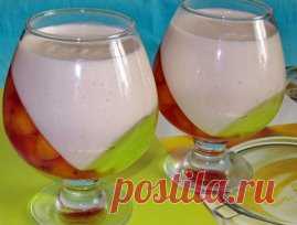 САМЫЕ ВКУСНЫЕ РЕЦЕПТЫ ЖЕЛЕ 🍧
1. Шоколадное желе
ИНГРЕДИЕНТЫ:
● 1 литр молока,
● 1 стакан сахара,
● 2 плитки шоколада черного, но можно и молочный(200 гр)
● 20 гр. желатина.
ПРИГОТОВЛЕНИЕ:
Измельчить шоколад (натереть на терке), смешать его с сахаром и молоком. Смесь вскипятить. Предварительно замоченный в холодном молоке желатин растворить в закипевшей молочно-шоколадной смеси. Хорошо все перемешать и разлить в формочки, поставить в холод. Совет: если хотите желе, выложить из формочки, прост