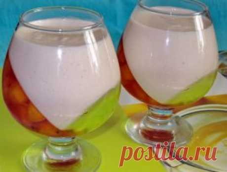 САМЫЕ ВКУСНЫЕ РЕЦЕПТЫ ЖЕЛЕ 🍧
1. Шоколадное желе
ИНГРЕДИЕНТЫ:
● 1 литр молока,
● 1 стакан сахара,
● 2 плитки шоколада черного, но можно и молочный(200 гр)
● 20 гр. желатина.
ПРИГОТОВЛЕНИЕ:
Измельчить шоколад (натереть на терке), смешать его с сахаром и молоком. Смесь вскипятить. Предварительно замоченный в холодном молоке желатин растворить в закипевшей молочно-шоколадной смеси. Хорошо все перемешать и разлить в формочки, поставить в холод. Совет: если хотите желе, выложить из формочки, прост