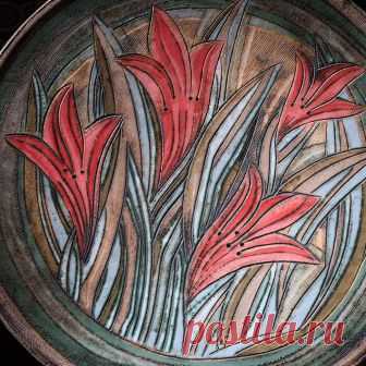 А вот уже с глазурью.
Большое блюдо 56 см диаметр.
Матовая, цветная  подкладка- ангобы. Плюс дополнительно блеск глазури.
Прожилки.
Это всего две глазури - бесцветная и белая глухая. Самые простые, простецкие.
По краю зелёная ещё добавлена.
Так, работа с ангобами делает дальнейшую #работа_с_глазурью простой, удобной и эффектной.
Вид этого блюдо до глазурного обжига 4 поста назад в рубрике #как_сделано

Пусть это боюдо тоже послужит рекламой нашего курса по нюансами работы ...