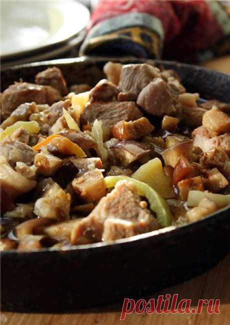 Свиной окорок, тушенный с баклажанами Если в это блюдо перед тушением добавить немного любого копченого мяса &ndash; вкус и аромат изменится только в лучшую сторону. 500 г мяса &nbsp; 2 сладких перца 600 г баклан 2 репчатых лука 100 мл. томатного сока или 2 спелых помидора соль, перец майоран или смесь трав Свинину нарезать кубиками…