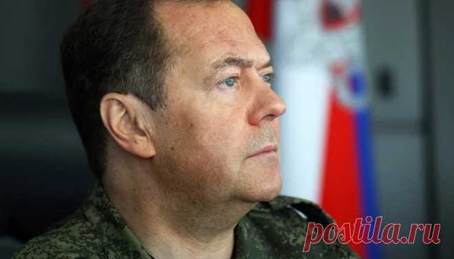 Медведев заявил, что ответ за удары западными ракетами по РФ «полетит не только на Киев»