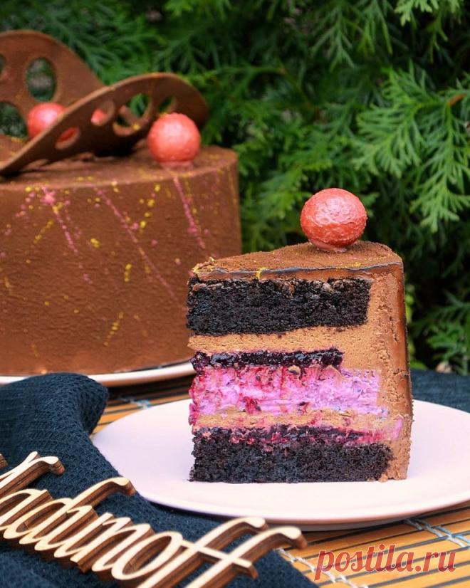 Рецепт Трюфельный торт Пино Нуар Этот шоколадно—трюфельный торт позволит вам окунуться в мир шоколадного безумия! Тёмный шоколад, тёмные ягоды, тёмное вино - три составляющие успеха этого торта.
