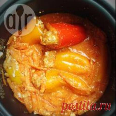 Рецепт: Перец фаршированный в мультиварке - все рецепты России
=Порций: 6
300 г сладкого перца
300 г фарша (свинина+говядина)
1/2 cтаканчика риса
2 луковицы
1 морковка
растительное масло для жарки
соль, перец по вкусу
2 ст.л. сметаны
1 ст.л. томатной пасты