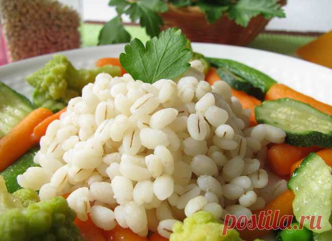 Перловая каша с овощами в мультиварке 
Перловая каша в мультиварке выручит, когда нужно приготовить полезное, питательное витаминное блюдо для больших и маленьких членов семьи.
Предлагаем вам попробовать вариант перловки на воде с сезонны…