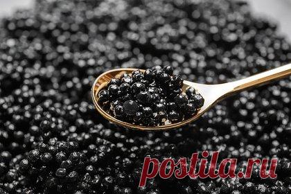 В роскошном особняке задержанного мэра Кизилюрта нашли десятки банок черной икры. В особняке мэра Кизилюрта Магомеда Магомедова прошли обыски. Об этом сообщает Telegram-канал Shot. Из роскошного дома изъяли оружие, коллекцию дорогих часов и десятки банок черной икры. Кроме того, силовики нашли документы, подтверждающие причастность Магомедова к преступлению.