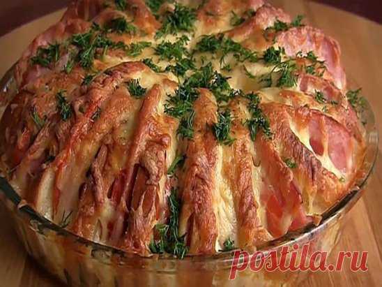 Пирог из батона с колбасой - блюдо которое можно приготовить буквально за 5 минут, пока раздеваются гости ) 
Этот пирог альтернативная замена фастфуду. 
НЕОБХОДИМО 
батон нарезной 1 шт. ветчина 500 г сыр 300 г помидоры 3 шт. яйцо 5-6 шт. молоко 200 мл масло сливочное 150 - 200 г 
1.Нарезать ветчину и помидоры тонкими кольцами. 
2.Твердый сыр натереть на крупной терке. 
3.У каждого кусочка батона отрезать небольшой краешек. Намазать все ломтики мягким сливочным маслом. 
4.Форму смазать маслом