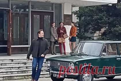 Сергей Безруков показал видео со съемок сериала в Крыму. Народный артист России Сергей Безруков в своем Instagram показал видео со съемок сериала в Крыму. На кадрах актер демонстрирует, как водит автомобиль Lada-2101, «копейку». Он также добавил, что находится на съемках детектива «Смерть манекенщицы». События по сюжету картины происходят в 1974 году.
